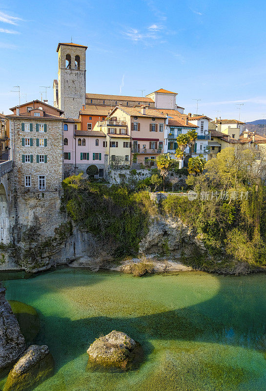 “Cividale del Friuli”，位于意大利东北部Friuli- venezia Giulia地区(Colli Orientali)中心的中世纪城镇。雄伟的“魔鬼桥”横跨纳提松河清澈的山区水域。